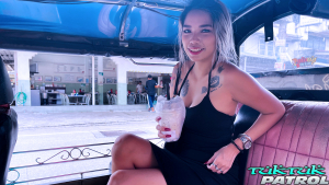 Sexy hottie boards Tuk for ride to the porn set