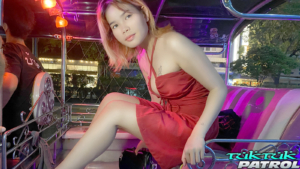 Sexy Thai babe sits in back seat of tuk tuk