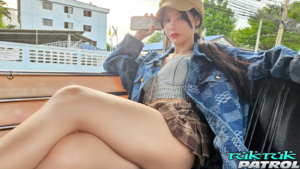 Gorgeous Thai babe uses her sexy body to seduce